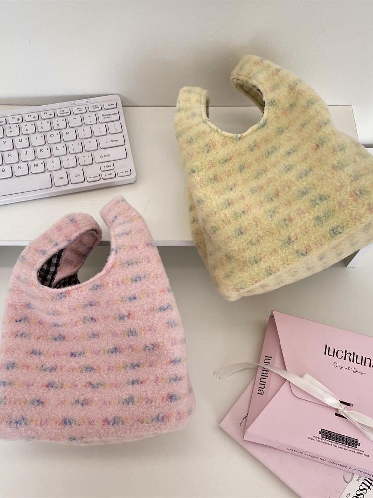 时尚毛绒绒刺绣小花手提包新款百搭ins手腕包休闲包女小众托特包