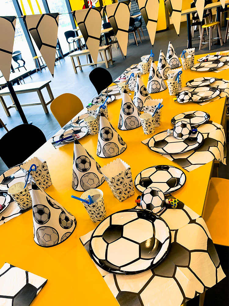足球一次性纸质餐具甜品台布置
