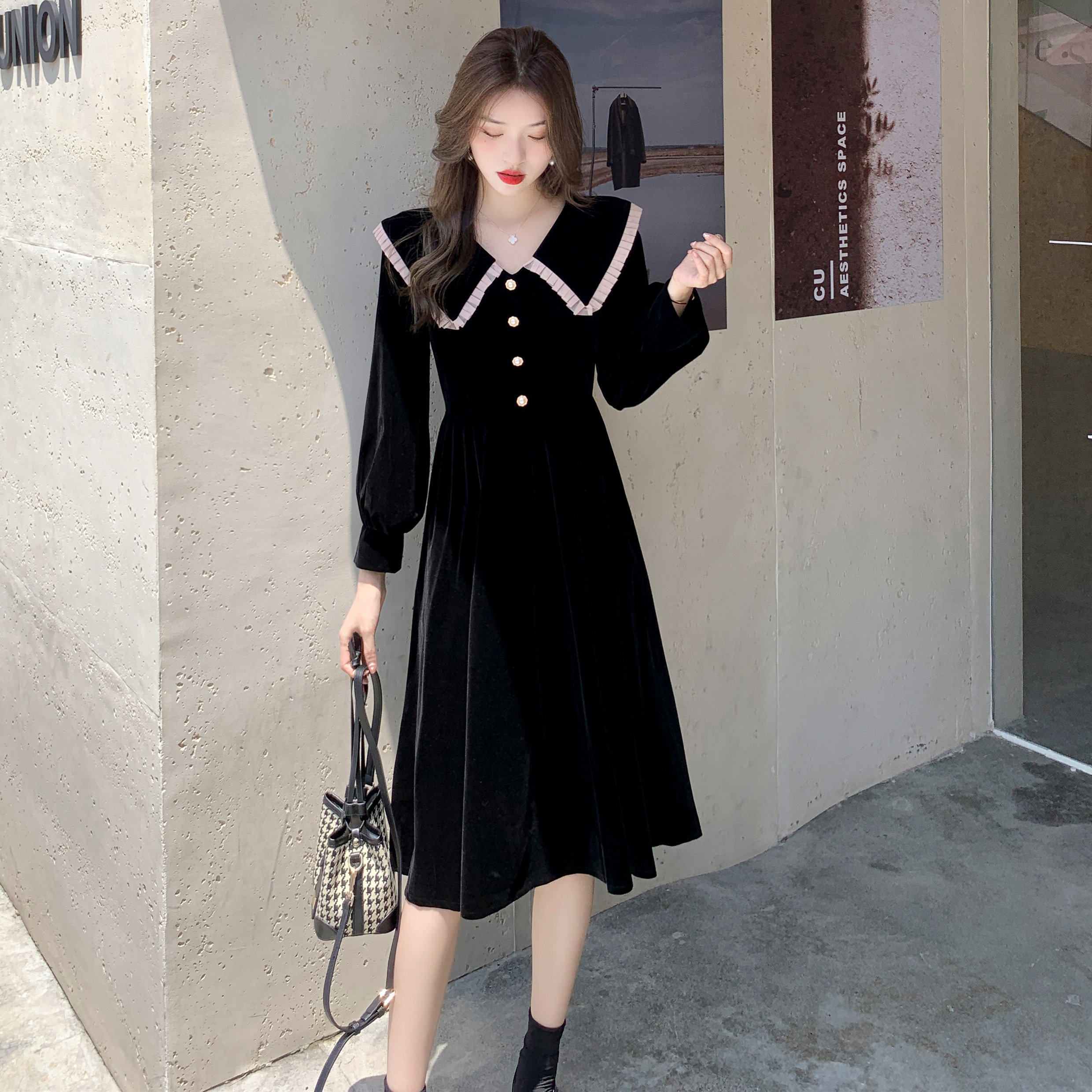 现货2021秋冬赫本风娃娃领小黑裙子女大翻领黑色金丝绒连,女装连衣裙,潮品会