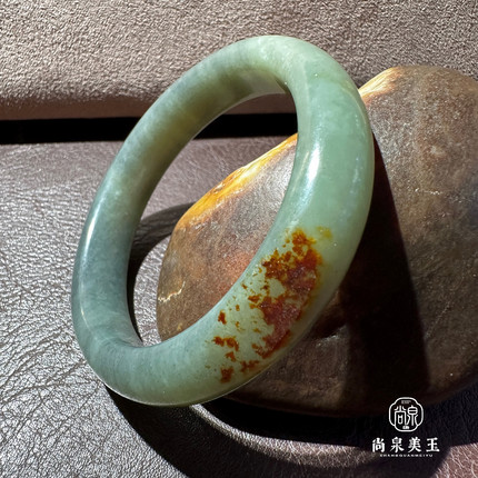 尚泉美玉55.5圈口新疆和田玉籽料手镯翠青色红皮手工磨制圆边大气