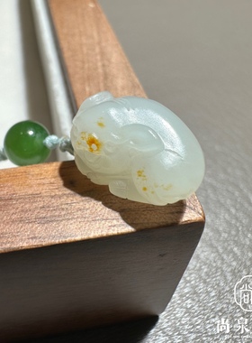 尚泉美玉2克小福猪包挂手机挂镶嵌项链新疆和田籽料洒金皮手工雕