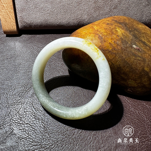尚泉美玉56圈口新疆和田玉籽料手镯洒金皮圆边带翠色手工磨制暖白