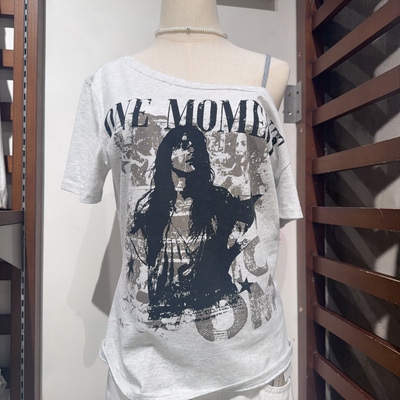 ONE MOMENT正品春夏季纯棉斜肩露肩性感印花短袖T恤女宽松上衣