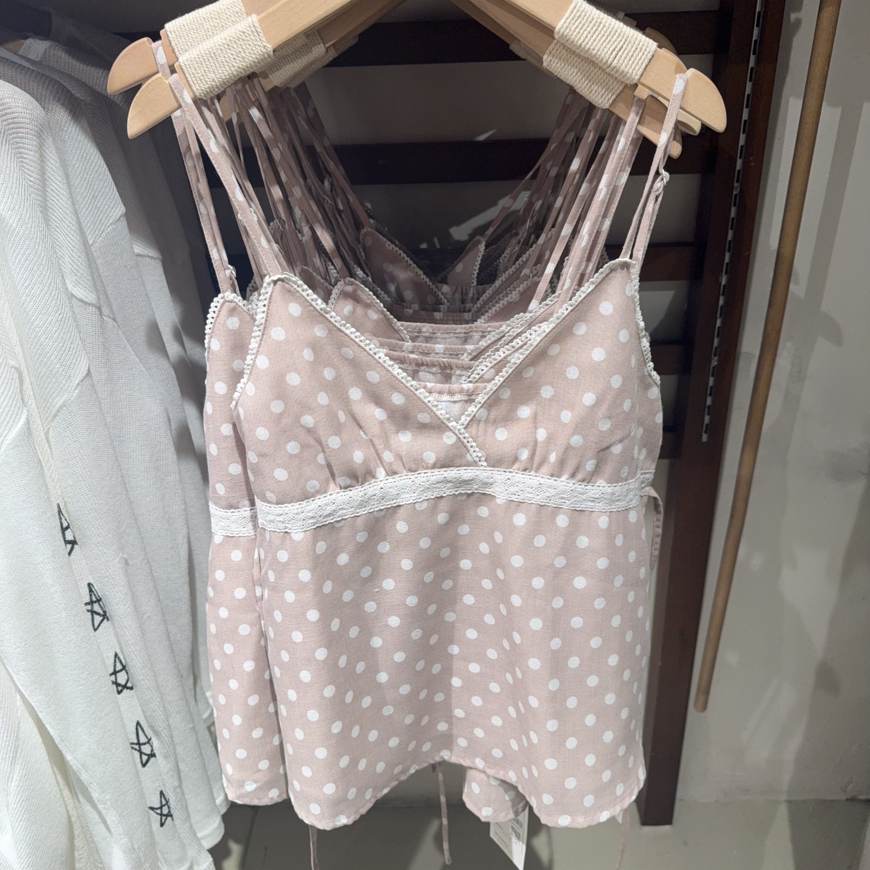 ONE MOMENT春夏季小清新波点复古领蕾丝边V领吊带专柜正品不退换图片