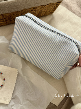 ins风～简约蓝色条纹泡泡纱化妆包手拿包大容量洗漱包收纳袋分隔