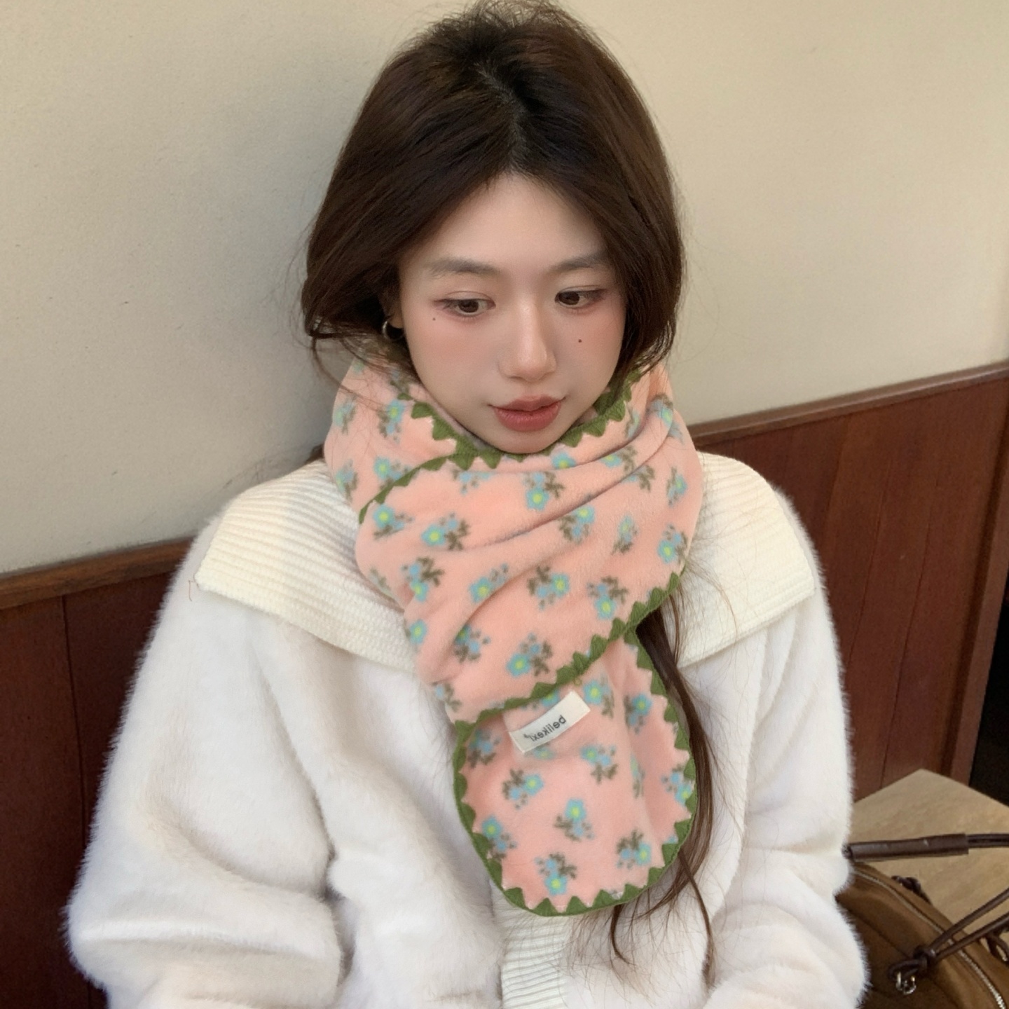 日系甜美粉色小花锁边毛绒围巾女秋冬保暖氛围感百搭高级护颈围脖