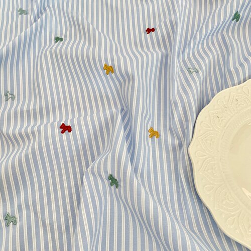 蓝白条纹小马刺绣棉布料 竹节肌理 童装宝宝衣服衬衫面料
