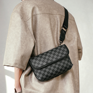 潮牌经典虎头包男士胸前包简约潮男棋盘格男款单肩包手机包男挎包