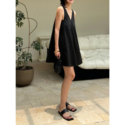 SOTHEA夏日极简穿搭 经典优雅光泽感简约美学宽松A摆设计连衣裙女