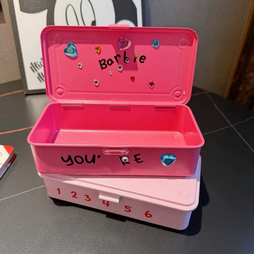 奶油风中国大陆杂物纯色桌面