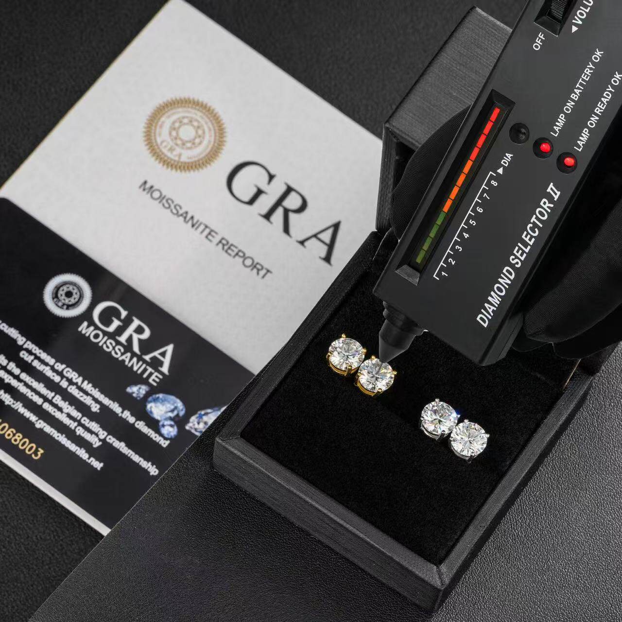 S925银莫桑石耳钉男女同款经典四爪圆形单钻日常百搭耳饰配卡片