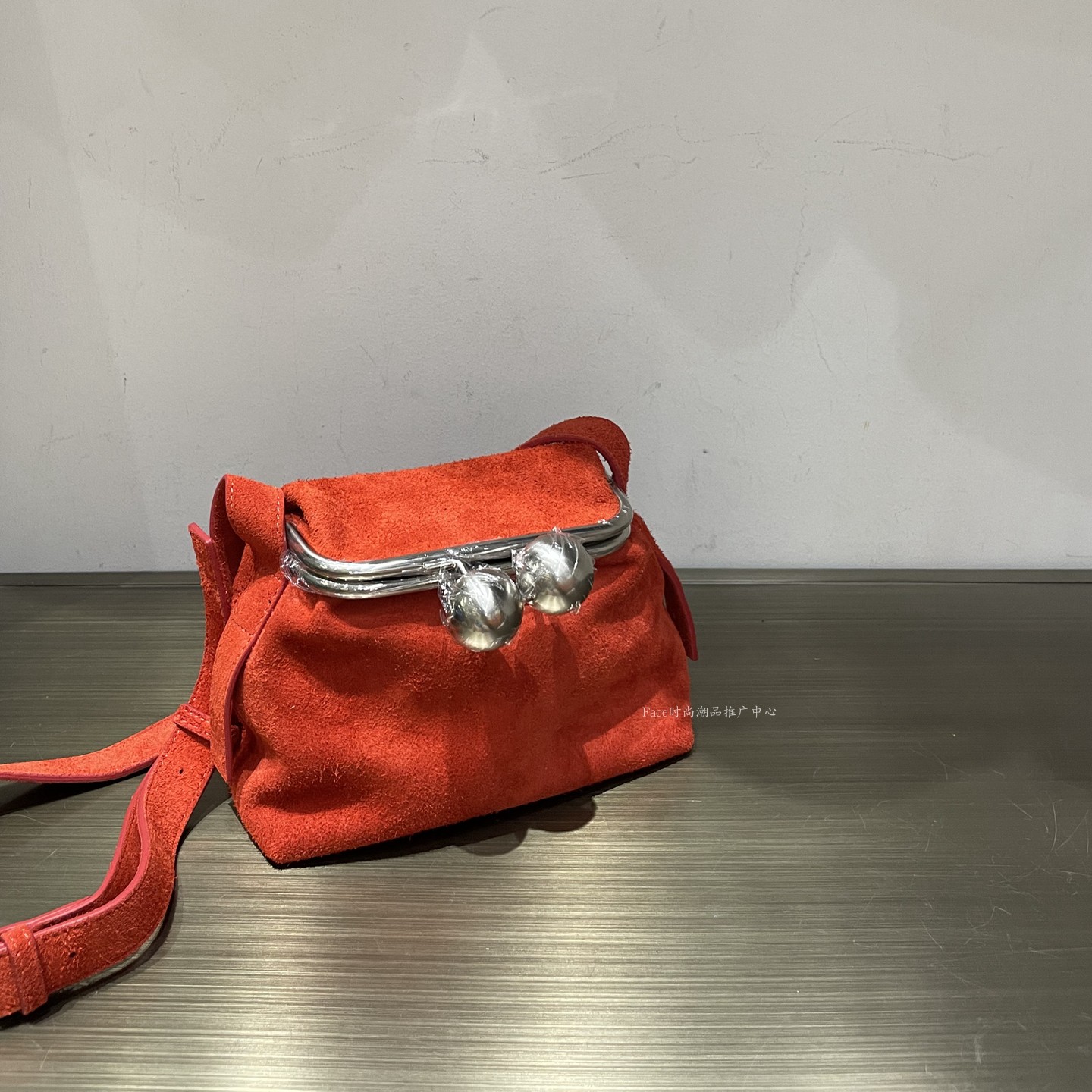 小众设计头层麂皮反绒牛皮定制锁扣夹口包