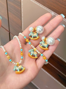 原创时尚可爱百搭彩色滴油施家珍珠木马项链轻奢小众高级感锁骨