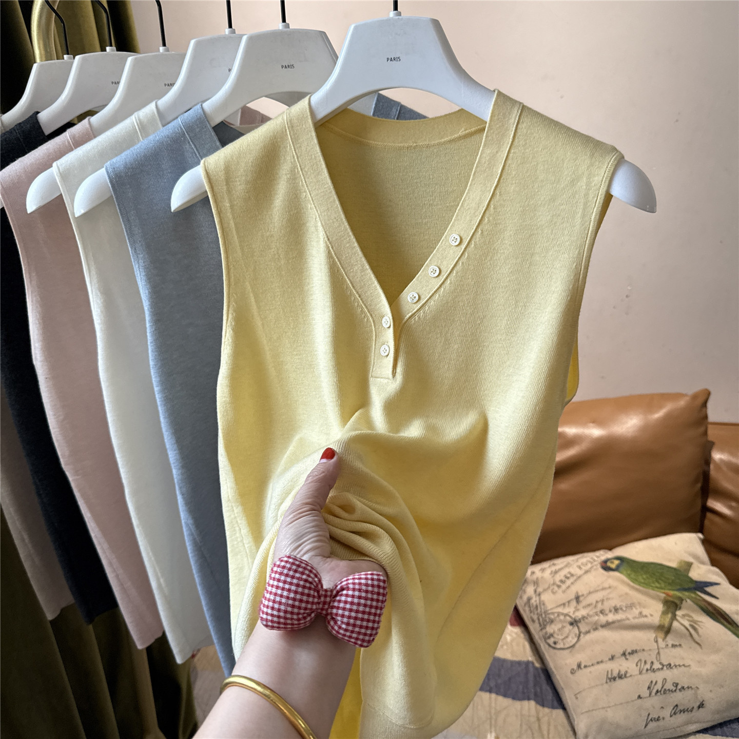 羊毛V领纽扣撞色柔软针织背心女无袖打底毛衣上衣纯色百搭简约