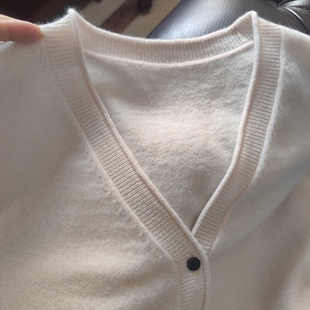 意呆利CA纯羊绒女士卷边V领开衫真丝包扣