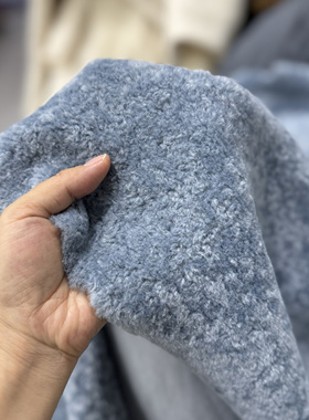 2米价。多拍不连裁。迷dii 很厚实的仿羊羔毛。宽约1.4米