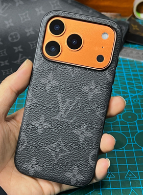 适用苹果iPhone17pro真皮LV黑色老花手机壳保护套Air/18pro/16pro/17promax全包防摔外壳套旧包翻新改造靓壳
