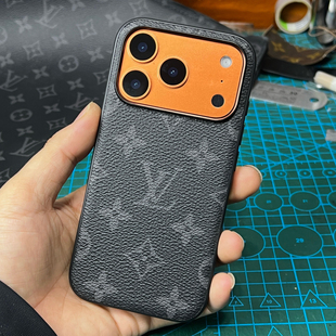 适用苹果iPhone17pro真皮LV黑色老花手机壳保护套Air/18pro/16pro/17promax全包防摔外壳套旧包翻新改造靓壳