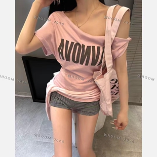 张ROOM夏季2026新款斜领露肩短袖T恤女设计感前后印花显瘦上衣潮