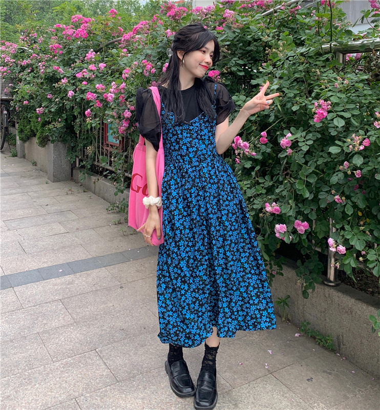 Real price ~ foreign style black screen sleeve T-shirt + sweet floral suspender dress suit