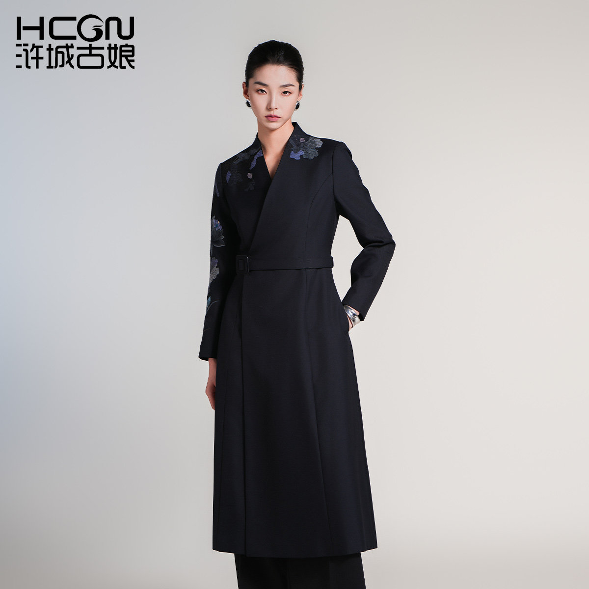 浒城古娘新款绵羊毛刺绣优雅黑色长款新中式国风战袍连衣裙女春秋