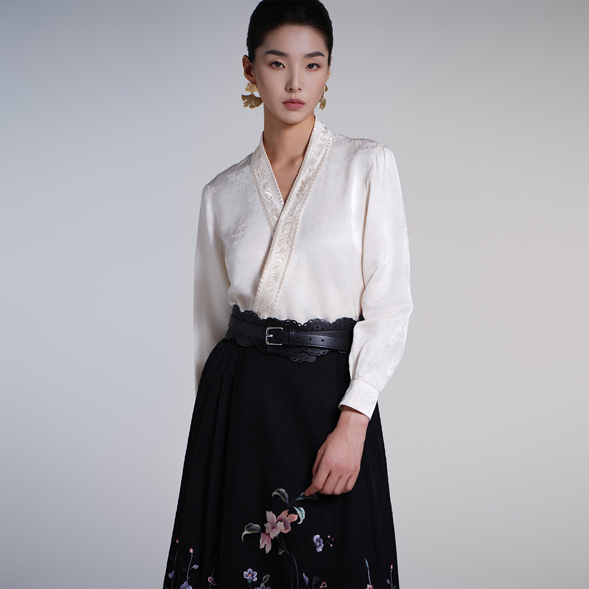 中国风新款提花系带刺绣女士长袖V领百搭气质舒适上衣设计感衬衫,女装/女士精品,衬衫,淘宝优惠券,粉丝福利购,淘宝优惠卷