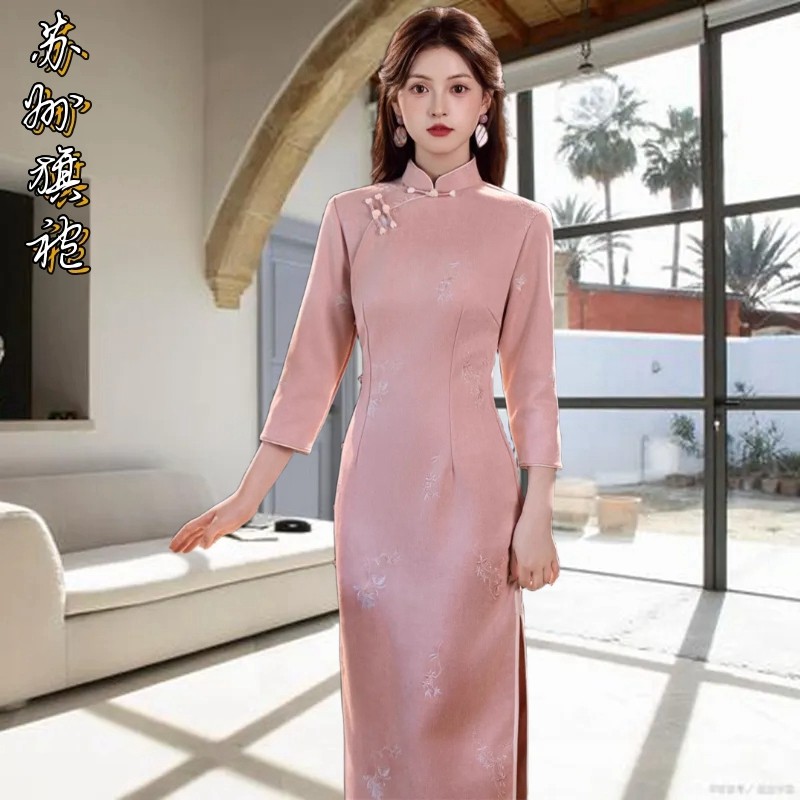 高档麂皮绒刺绣侧扣长款旗袍苏州