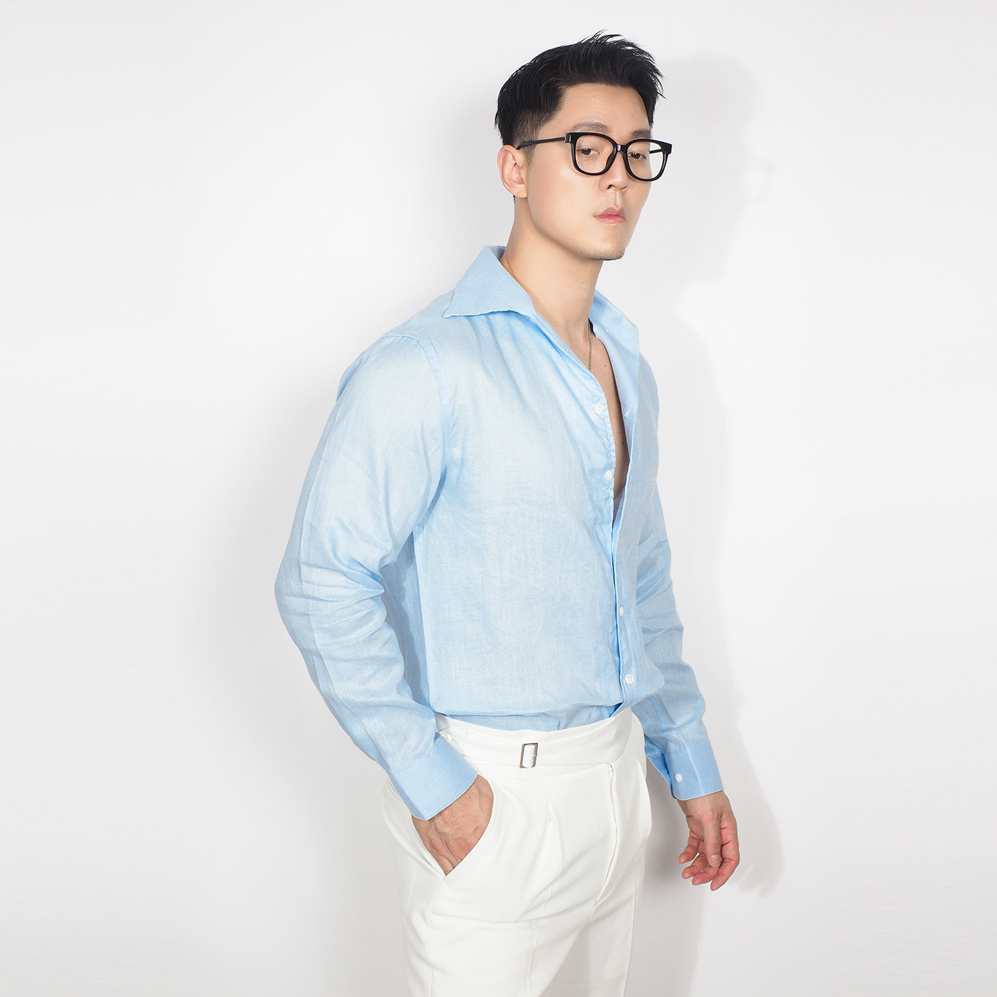 川泽浅蓝色麻料翻领长袖衬衫