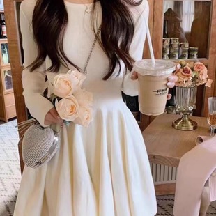 2025年新款秋冬温柔风打底V白色针织连衣裙女小个子A字短款连身裙