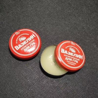 俄罗斯fito凡士林草莓修护润唇膏