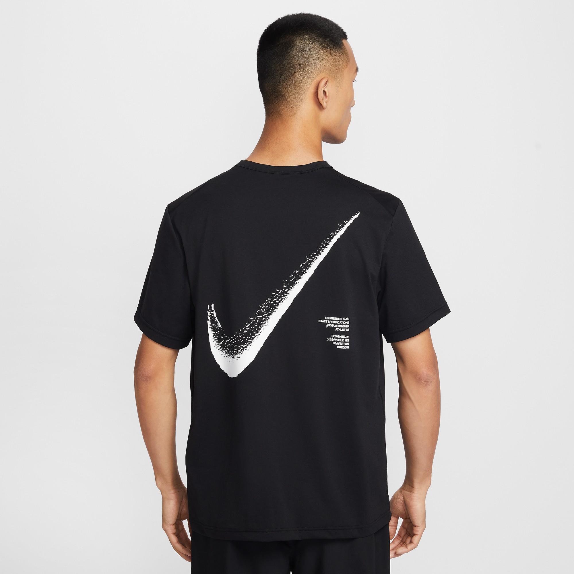 Nike耐克男装黑色圆领短袖T恤休闲宽松透气运动上衣IF2198-010