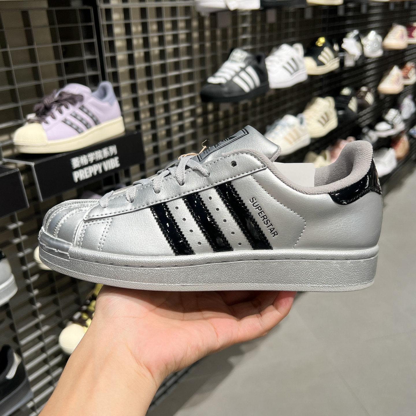 Adidas阿迪达斯三叶草男女鞋2026冬款金属朋克风贝壳头板鞋LA3779