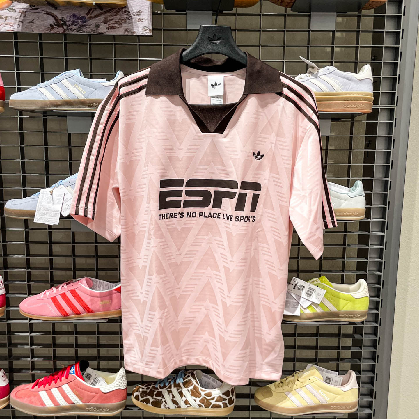 Adidas阿迪达斯三叶草足球风大号半袖服夏女V领提花短袖T恤KG3611
