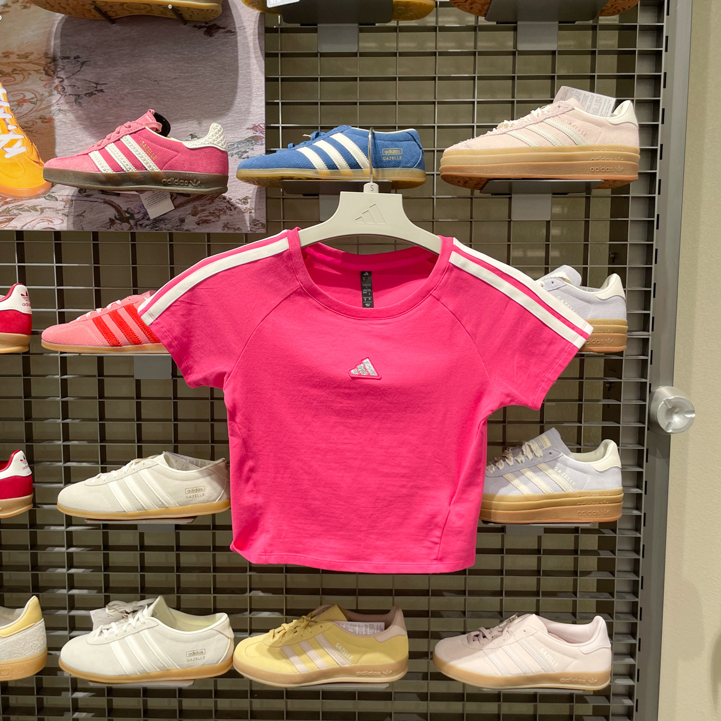 adidas阿迪达斯女子上衣三条纹短款修身运动休闲短袖T恤KS0278