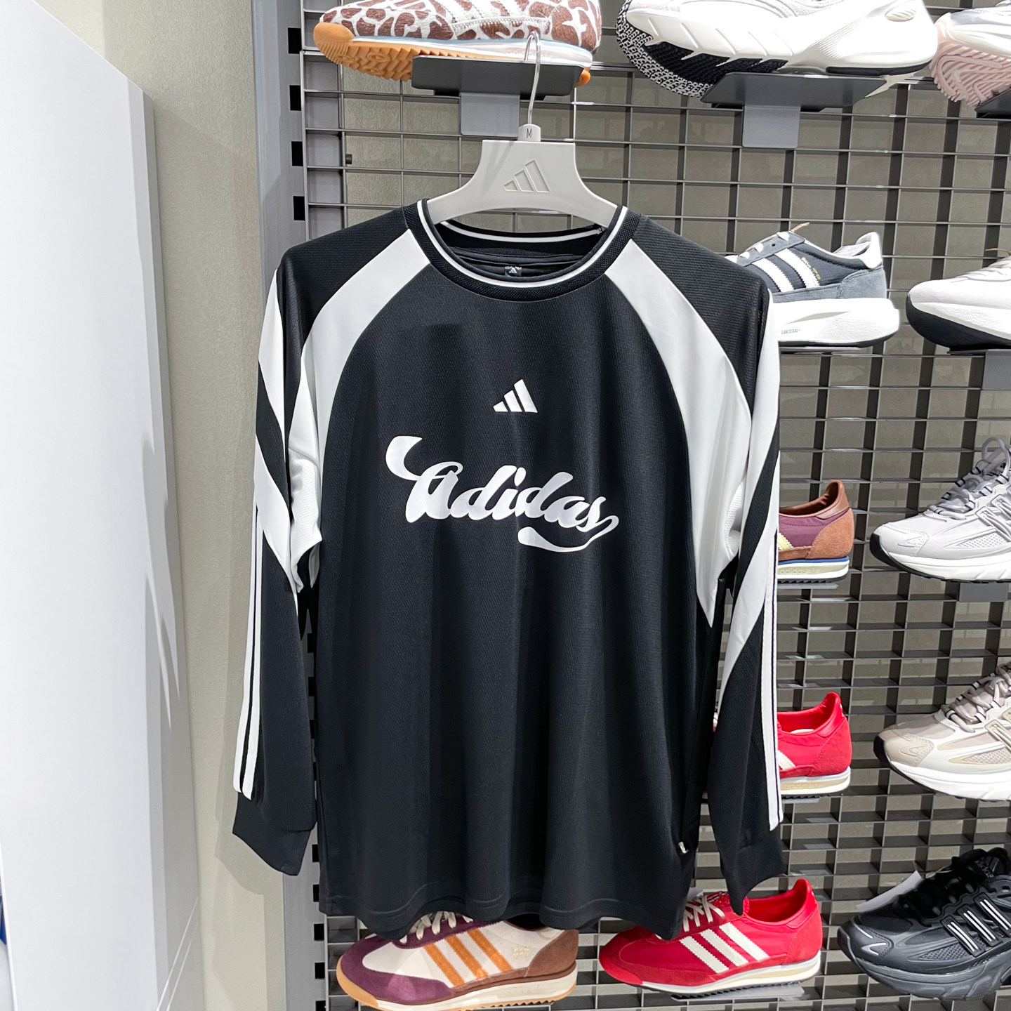adidas阿迪达斯夏季女子足球风个性运动休闲宽松长袖T恤JY7638