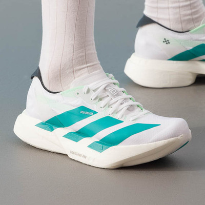 阿迪达斯女子缓震透气跑步鞋