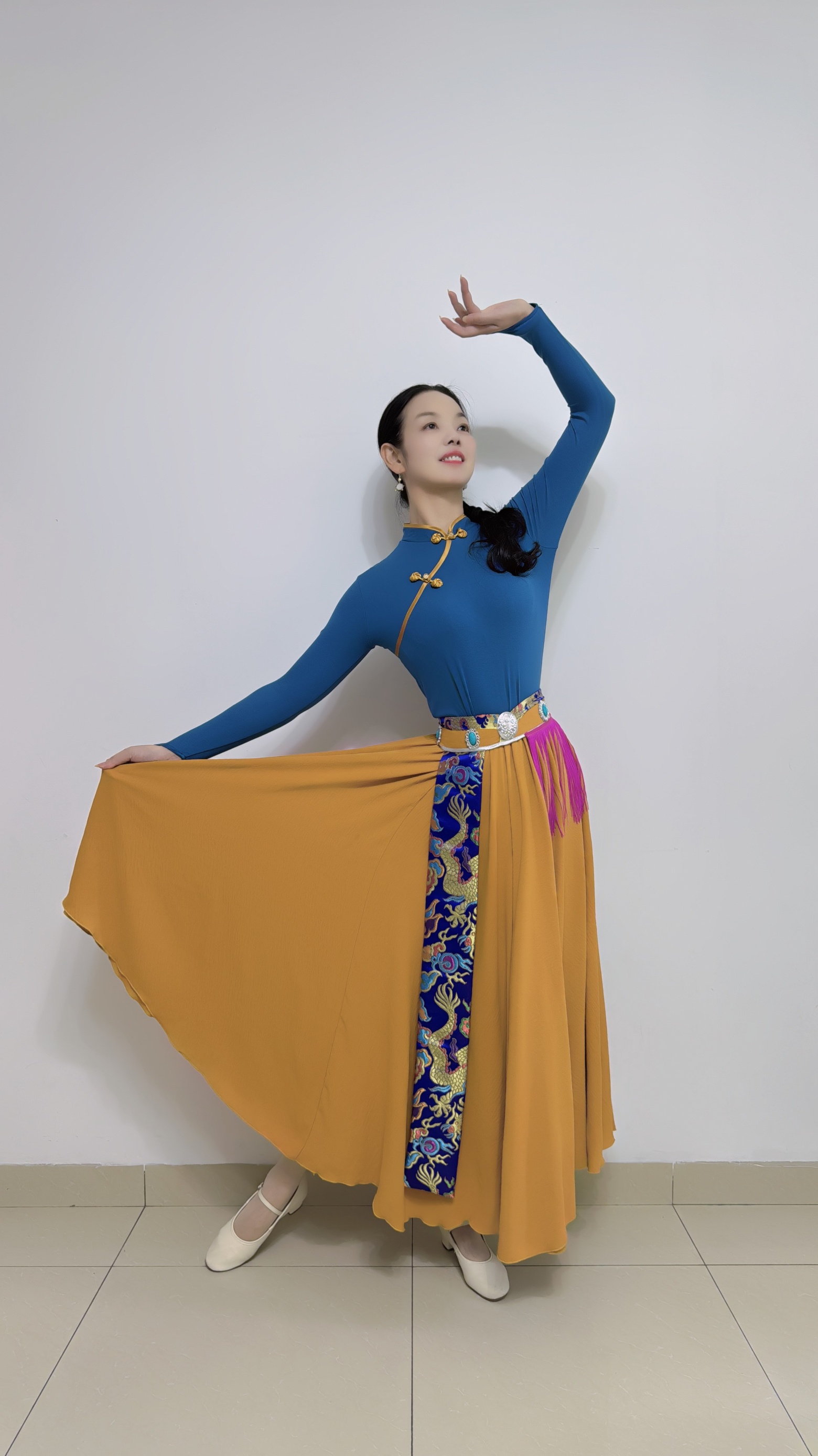 雨夜广场舞娥嫚姑娘 相爱九寨同款 藏族舞蹈服日常跳舞