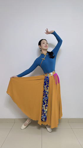 雨夜广场舞娥嫚姑娘 相爱九寨同款 藏族舞蹈服日常跳舞