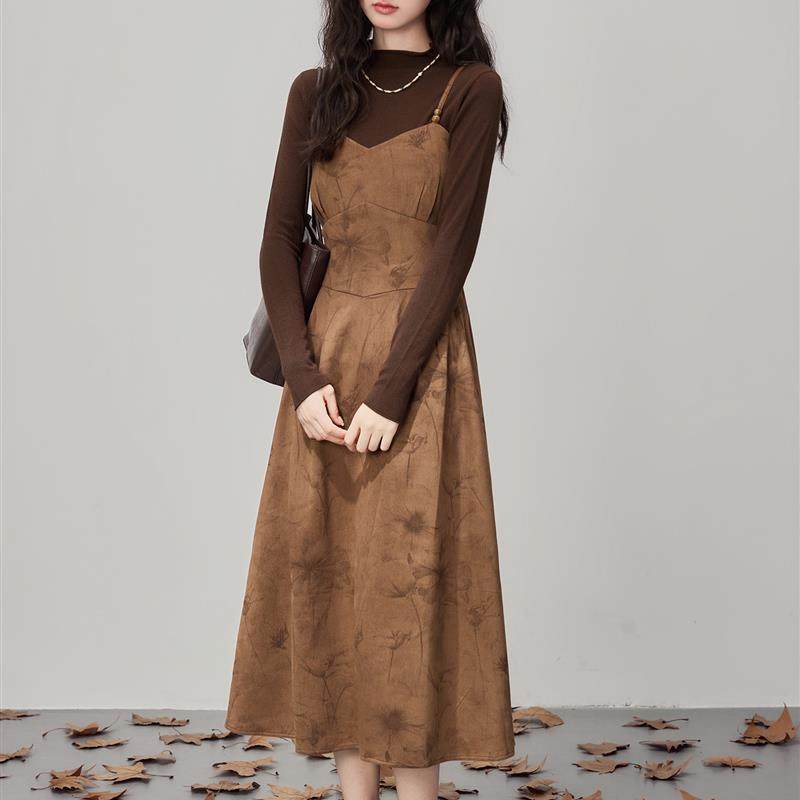 半口仙气秋冬新款女装咖色吊带裙打底衫两件套法式碎花收腰连衣裙