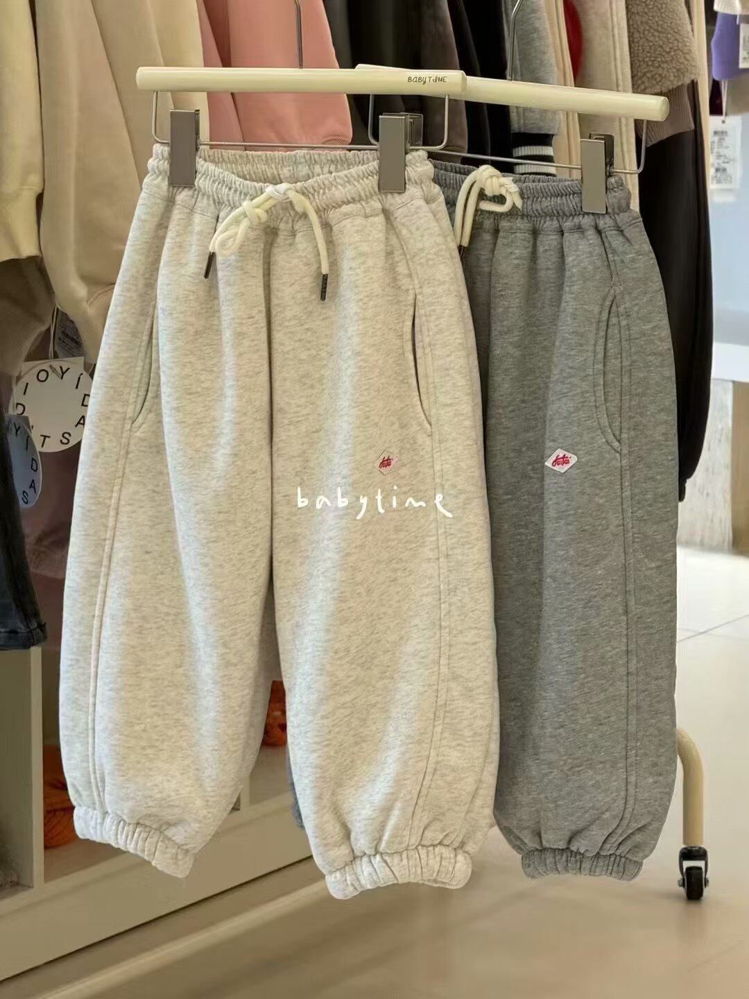 韩版童装冬季男女童杏色加绒运动卫裤儿童加厚束脚百搭一体绒长裤