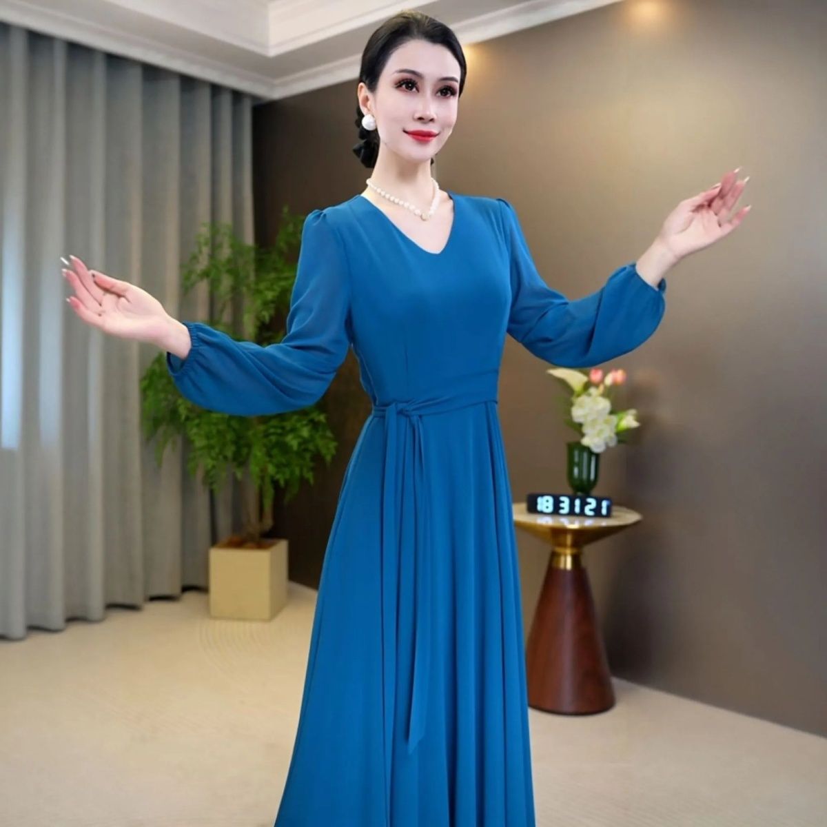 孔蓝色雪纺连衣裙女新款气质V领收腰大摆长裙妈妈装显瘦长款裙子