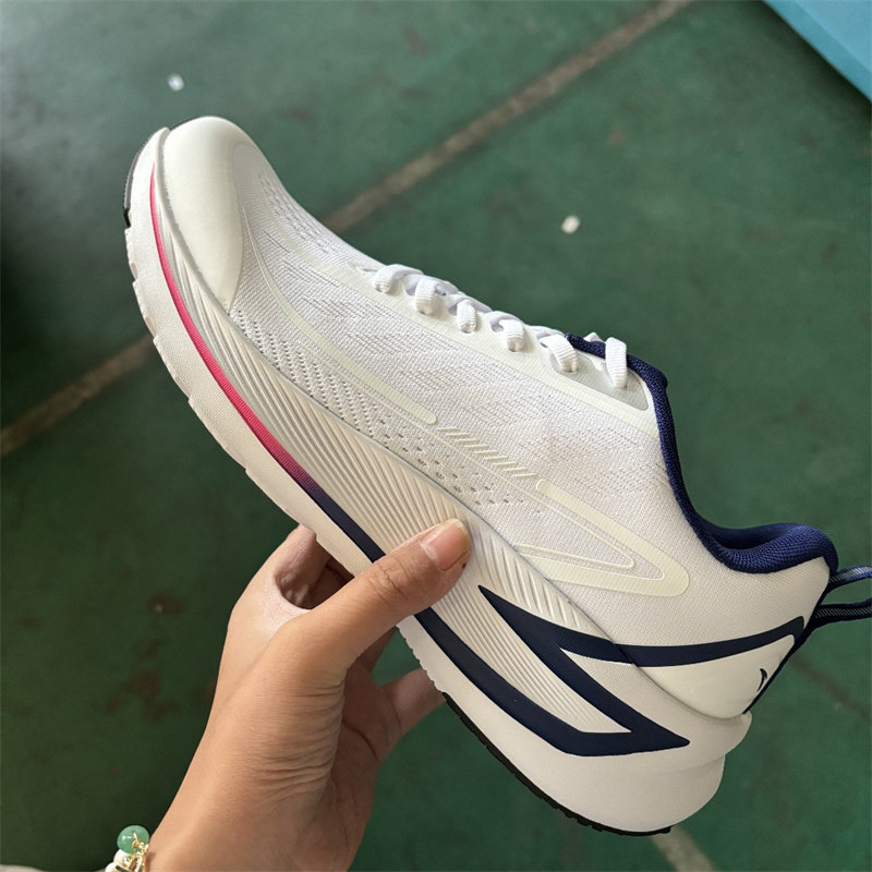 安踏狂潮5TD氮科技篮球鞋图片