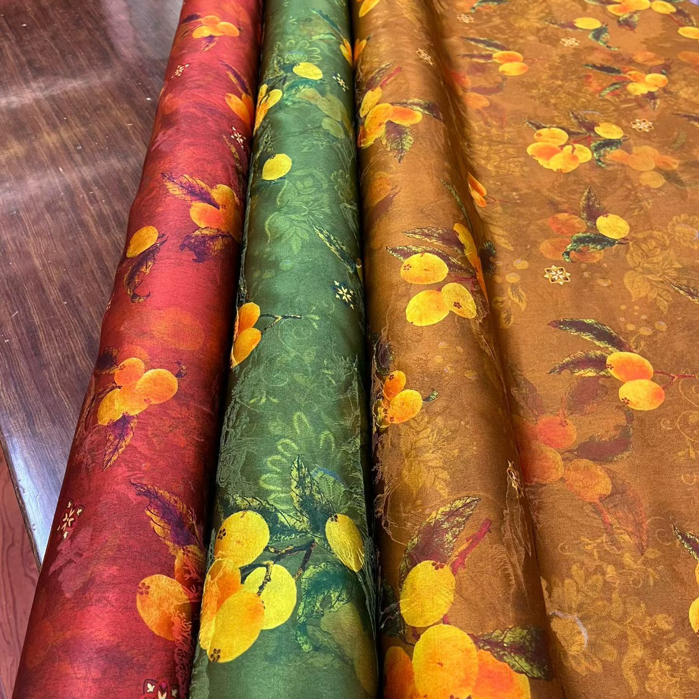 琵琶/丝毛红云纱35姆米丝毛提花140幅40桑蚕丝60精炼羊毛旗袍面料