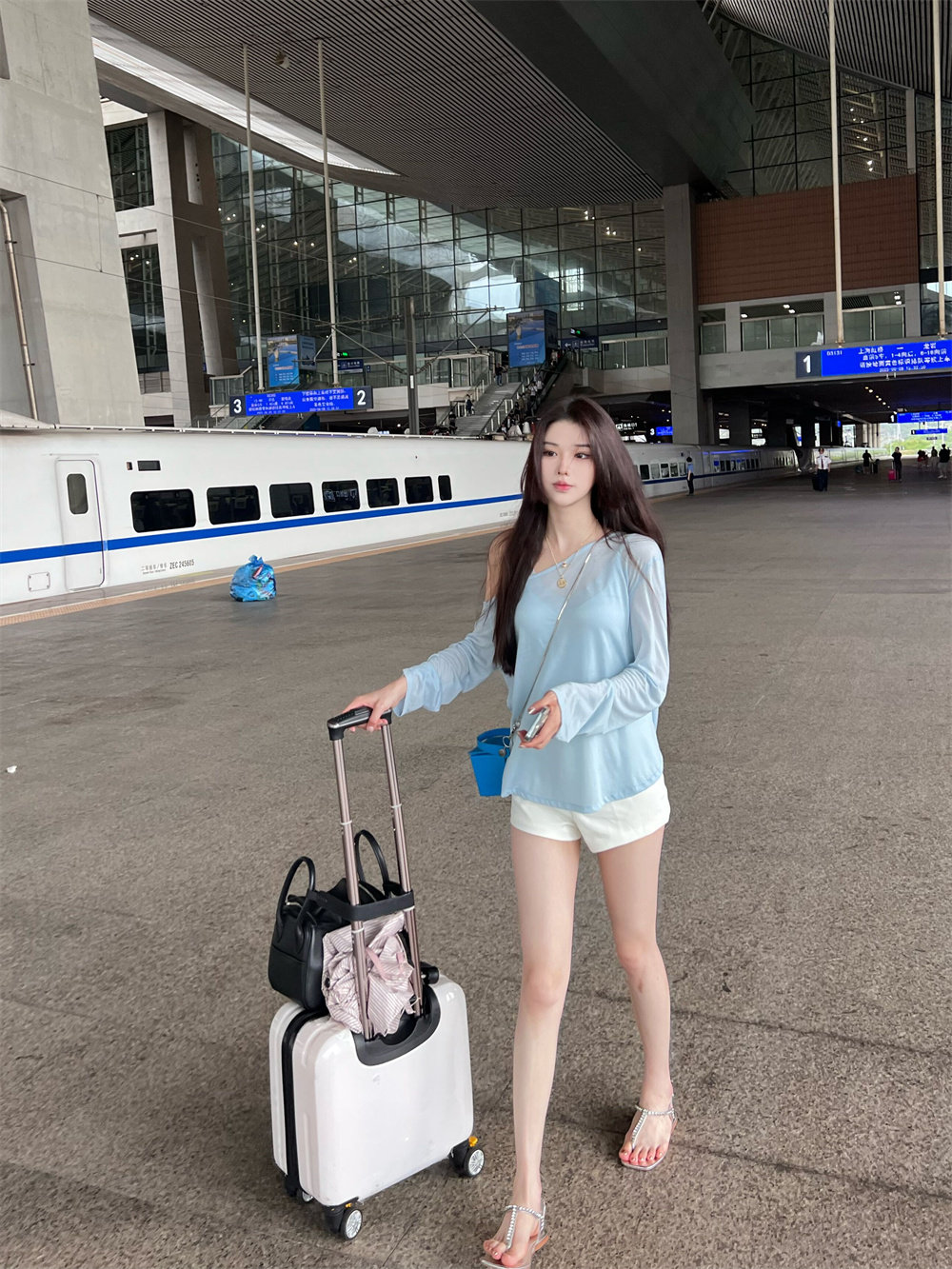 green大姐姐【无意显瘦T恤】斜露肩防晒上衣女夏薄款长袖罩衫休闲 - 实物图