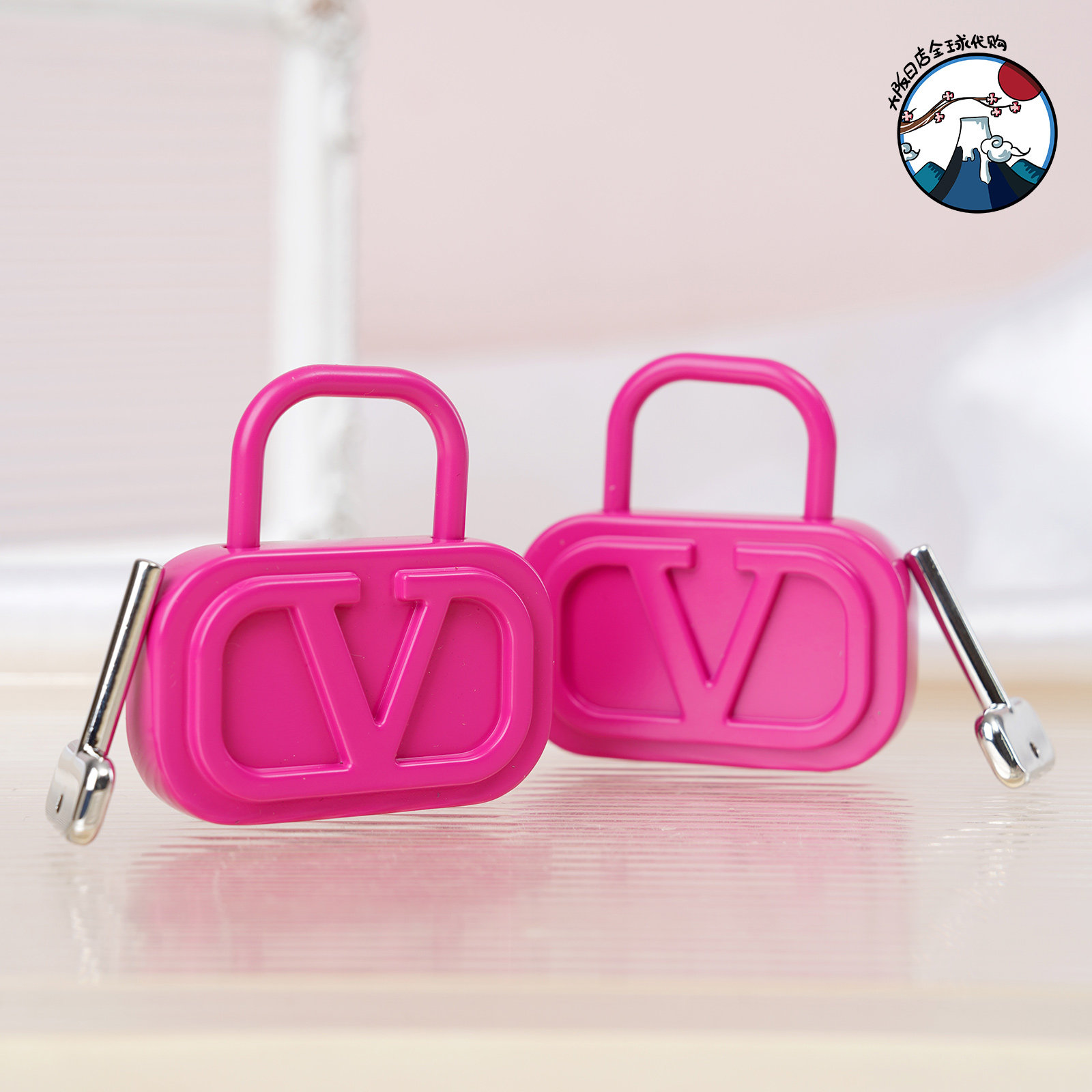 华伦天奴玫红色高定锁扣 专柜限量赠品周边 大V标实用挂锁包挂件