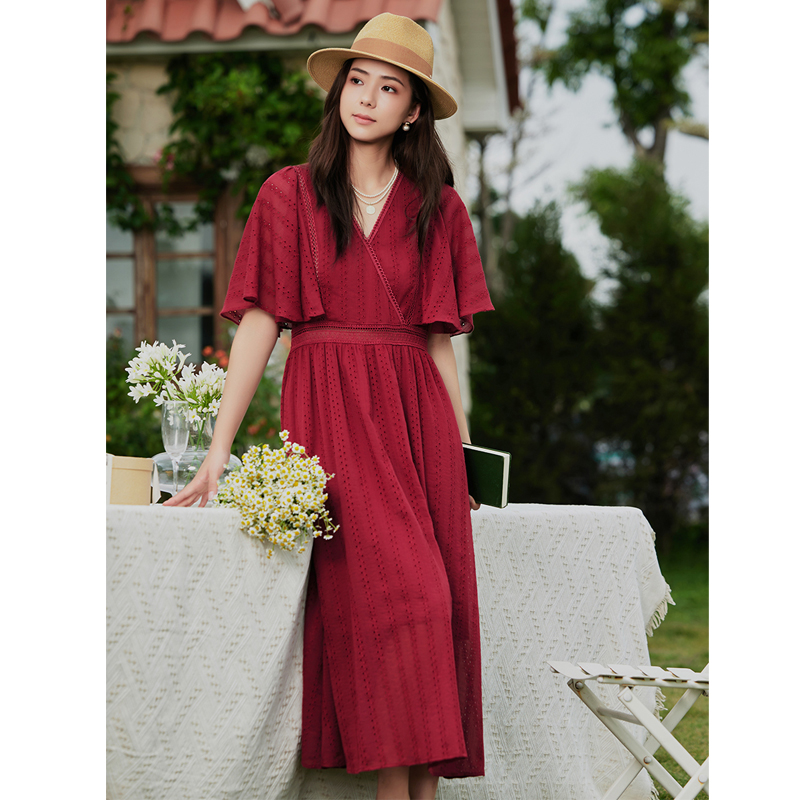 梵凯优雅收腰刺绣镂空纯棉连衣裙