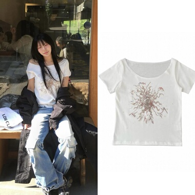 25春夏新款settle for moon胸前大印花图案斜肩大领口短袖T恤女