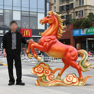 2026新年春节生肖吉祥物大玻璃钢马雕塑户外落地商场美陈装饰摆件