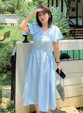 气质连衣裙2025夏新款220斤胖mm设计感V领收腰显瘦蓝色花苞袖长裙