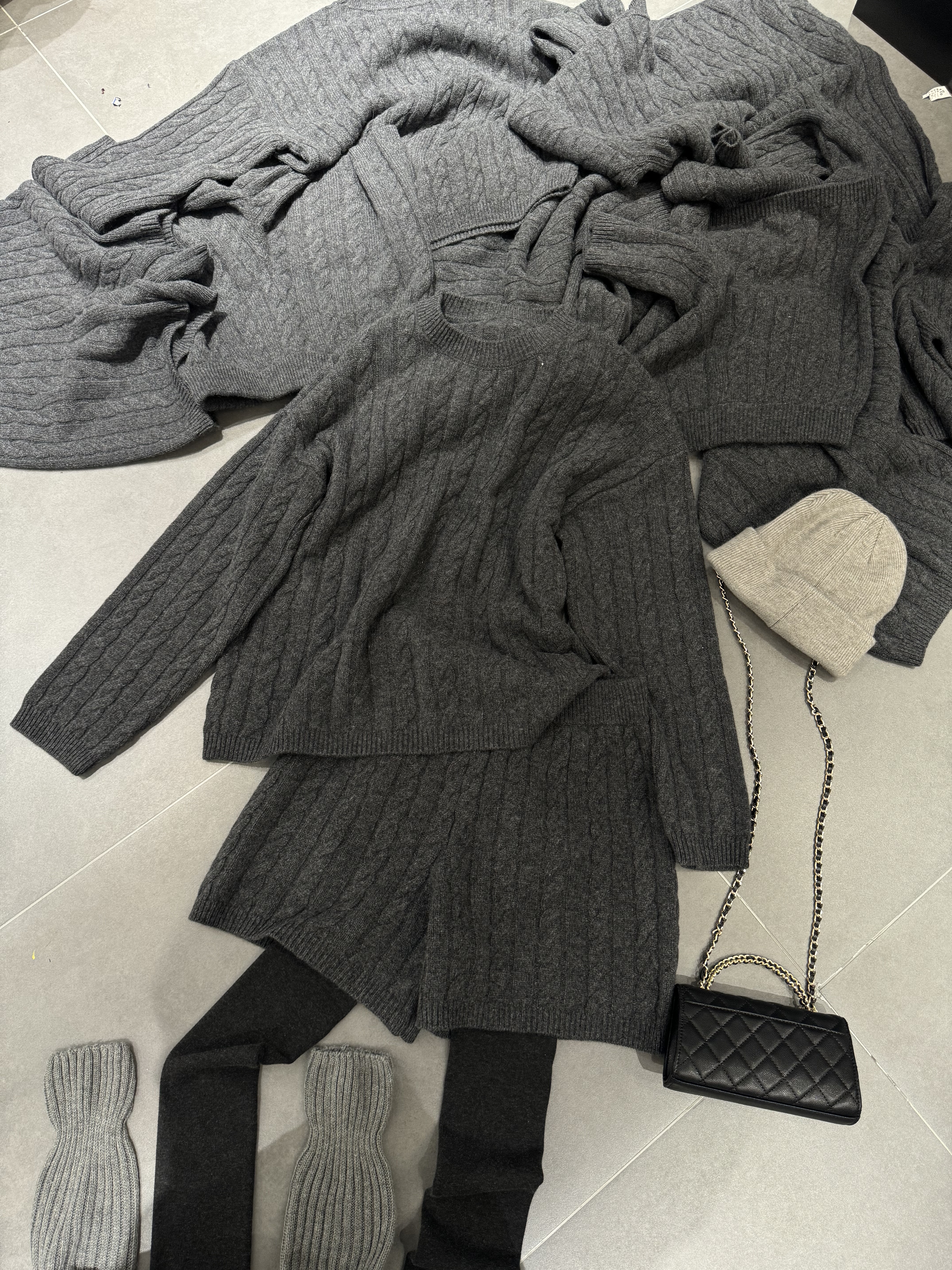 欧洲站2025秋冬新款 欧货时尚圆领纯色麻花针织上衣+短裤羊毛套装